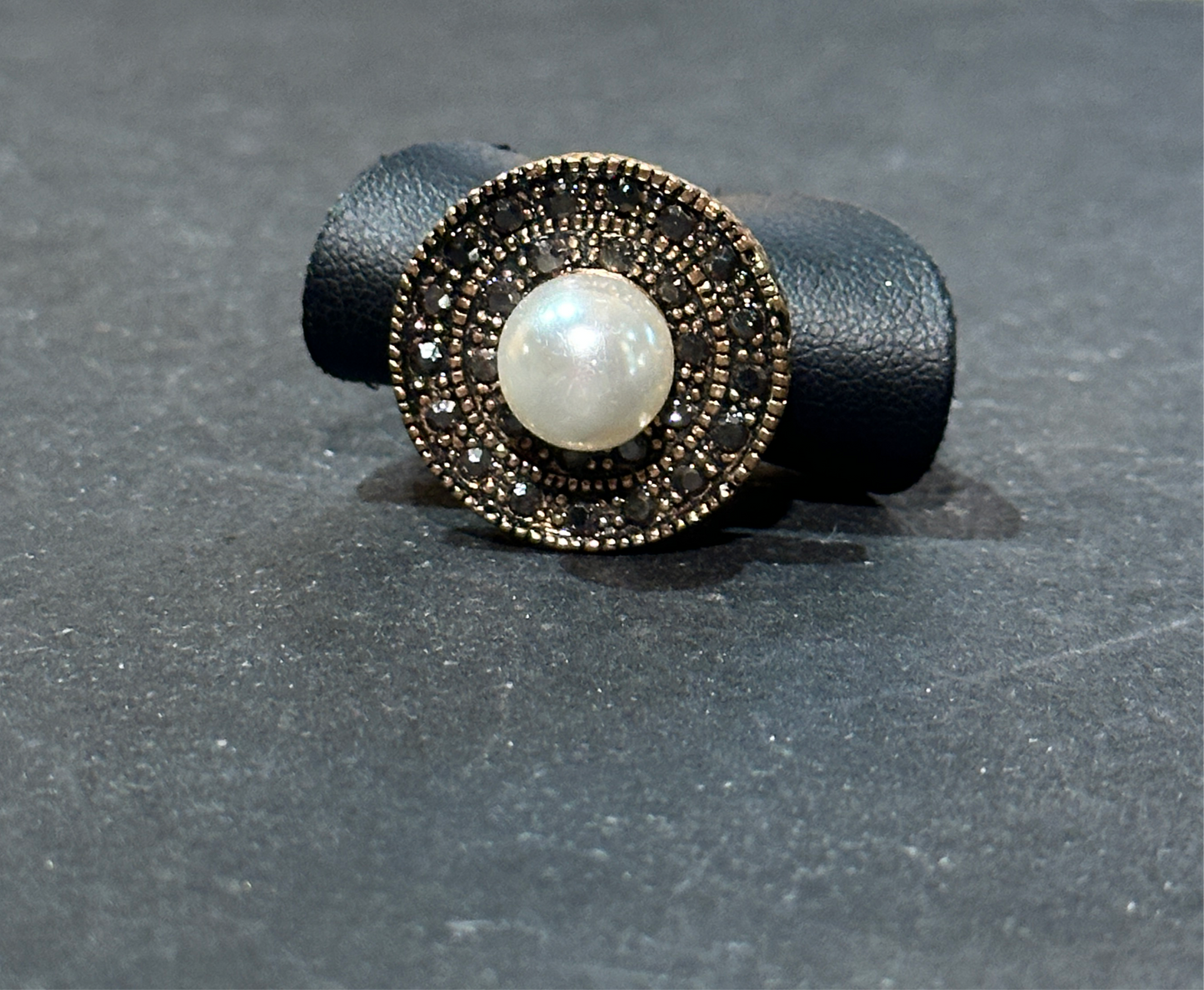 Anello regolabile in bronzo con perla e zirconi.