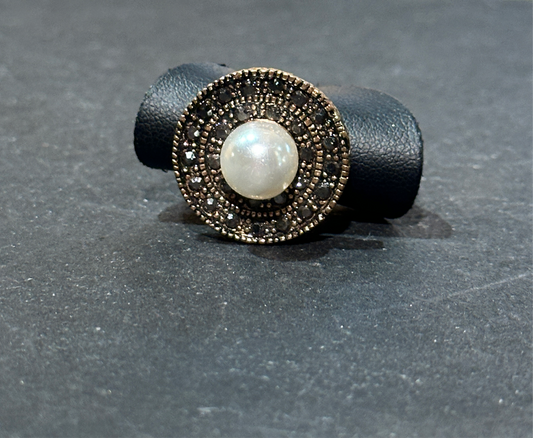 Anello regolabile in bronzo con perla e zirconi.