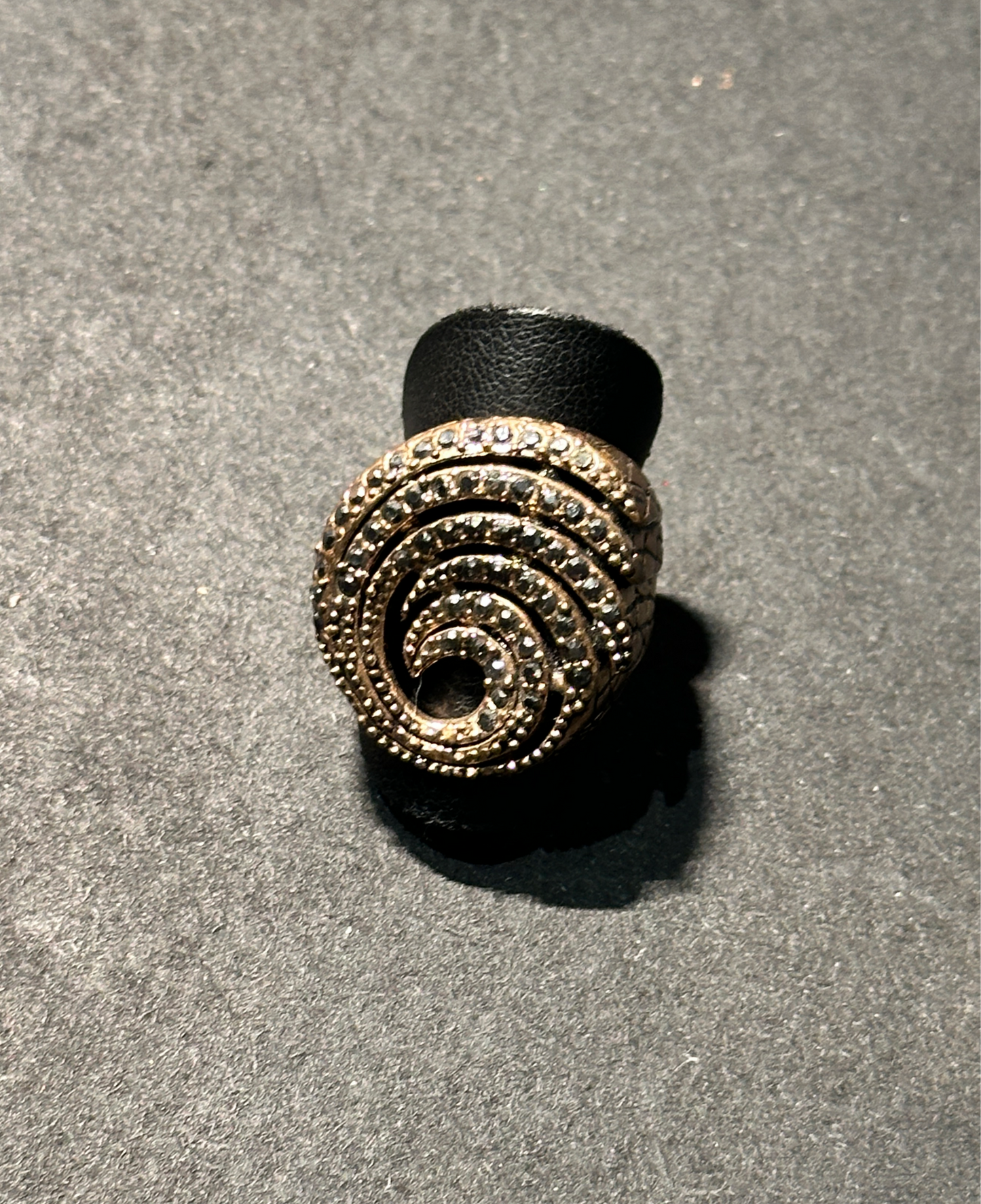 Anello “vortice” regolabile in bronzo e zirconi.