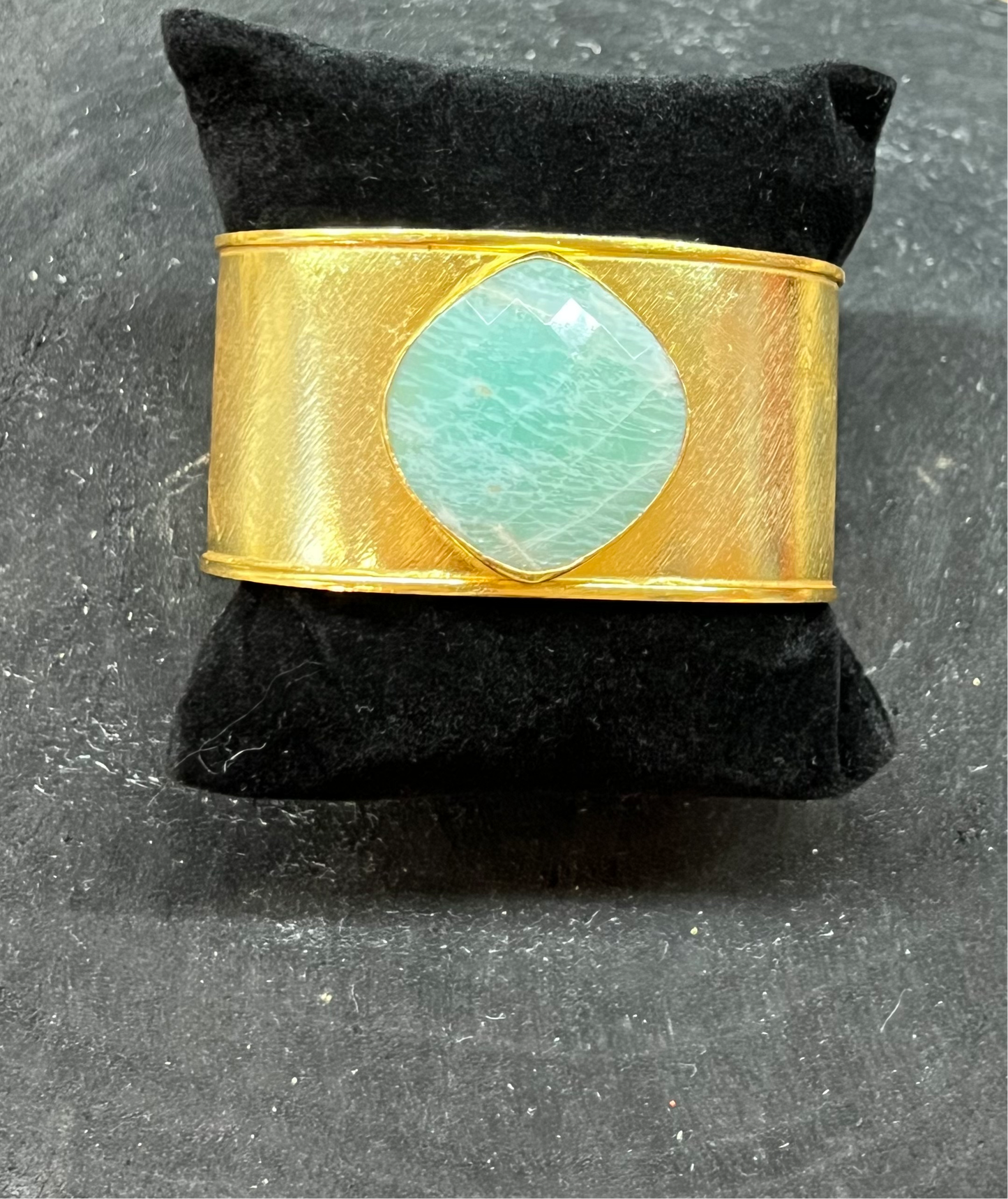 Bracciale in ottone placcato oro con pietra