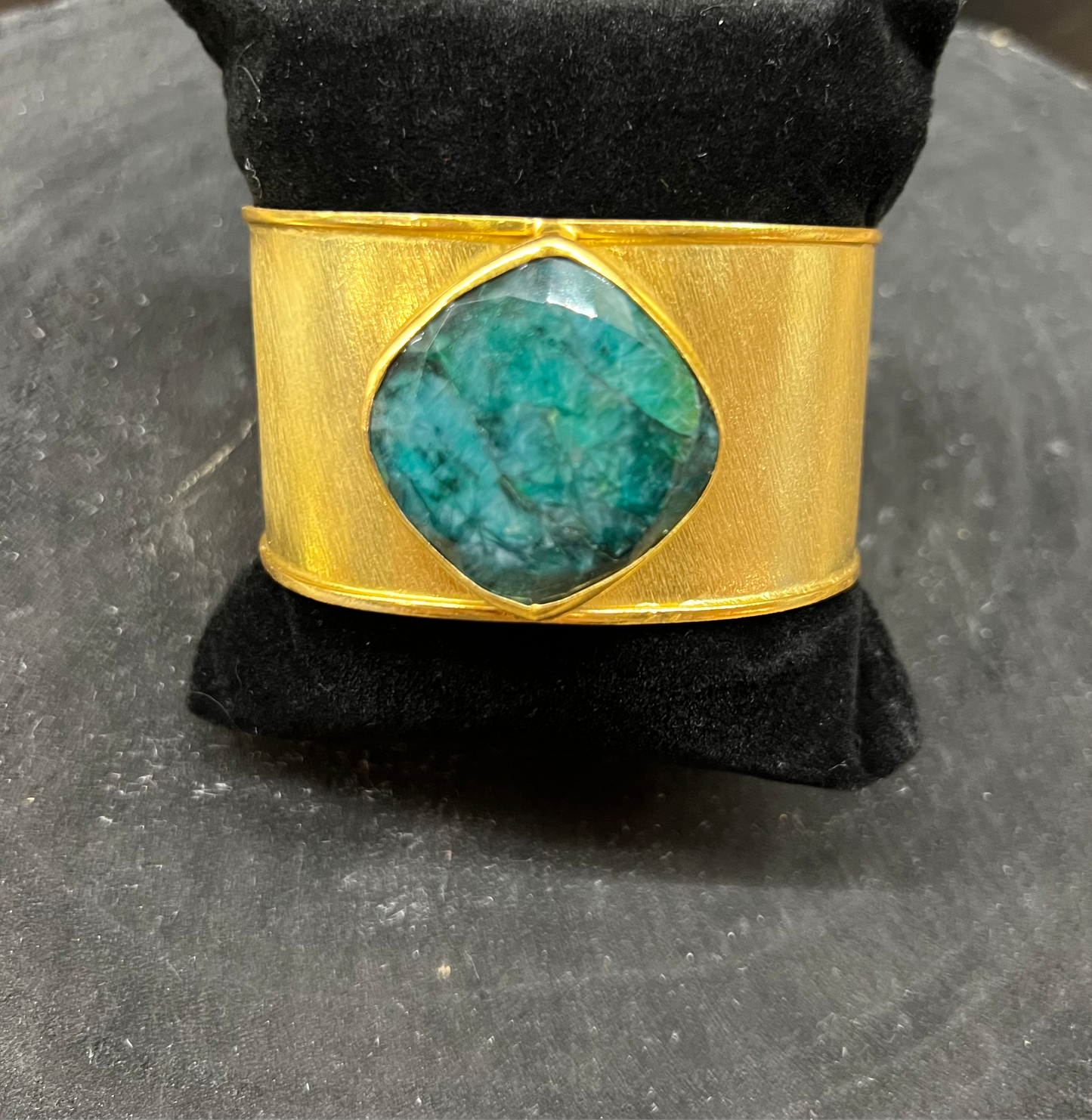 Bracciale in ottone placcato oro con pietra