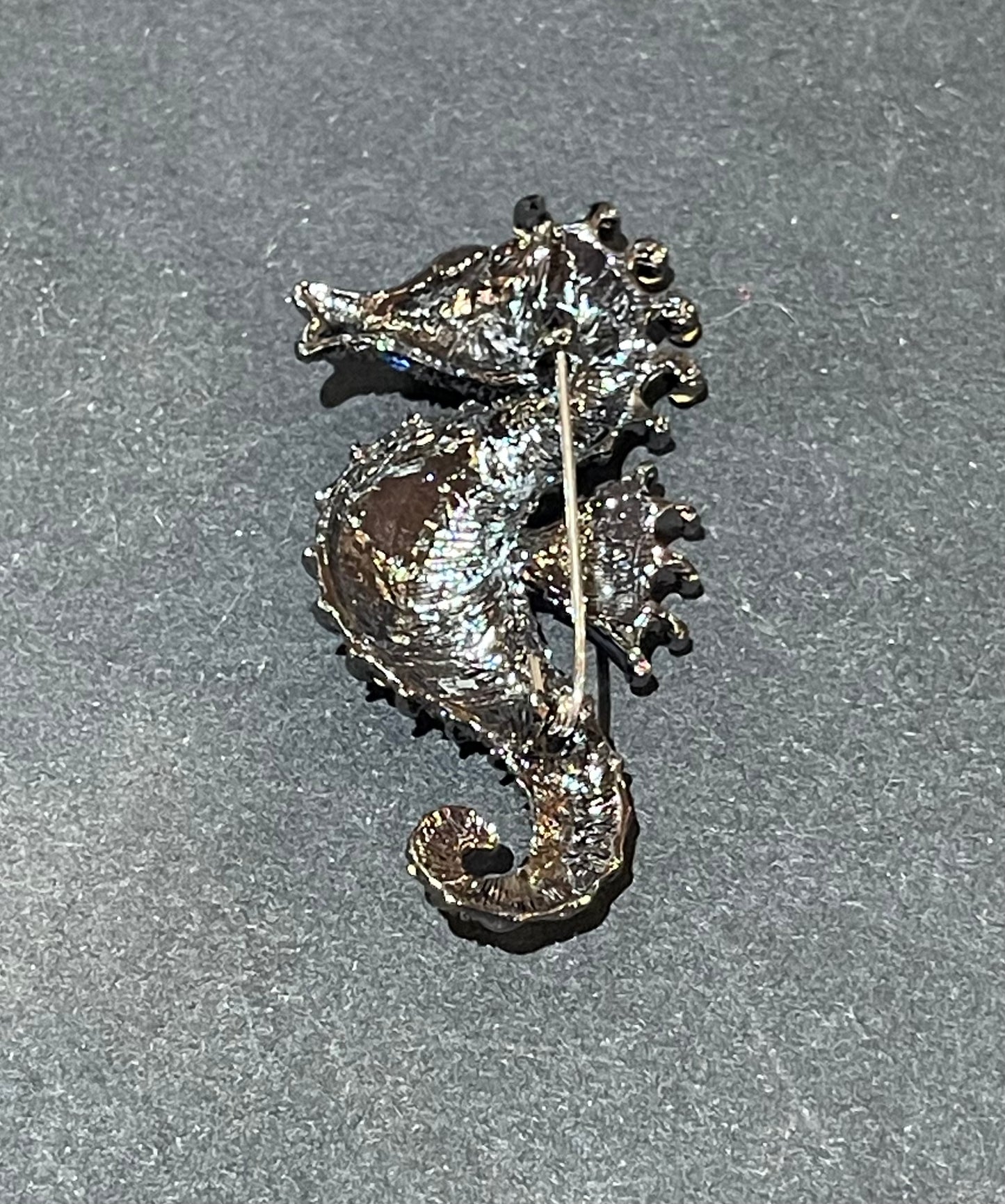 Spilla “cavalluccio marino” in acciaio placcato oro 18 kt e cristalli