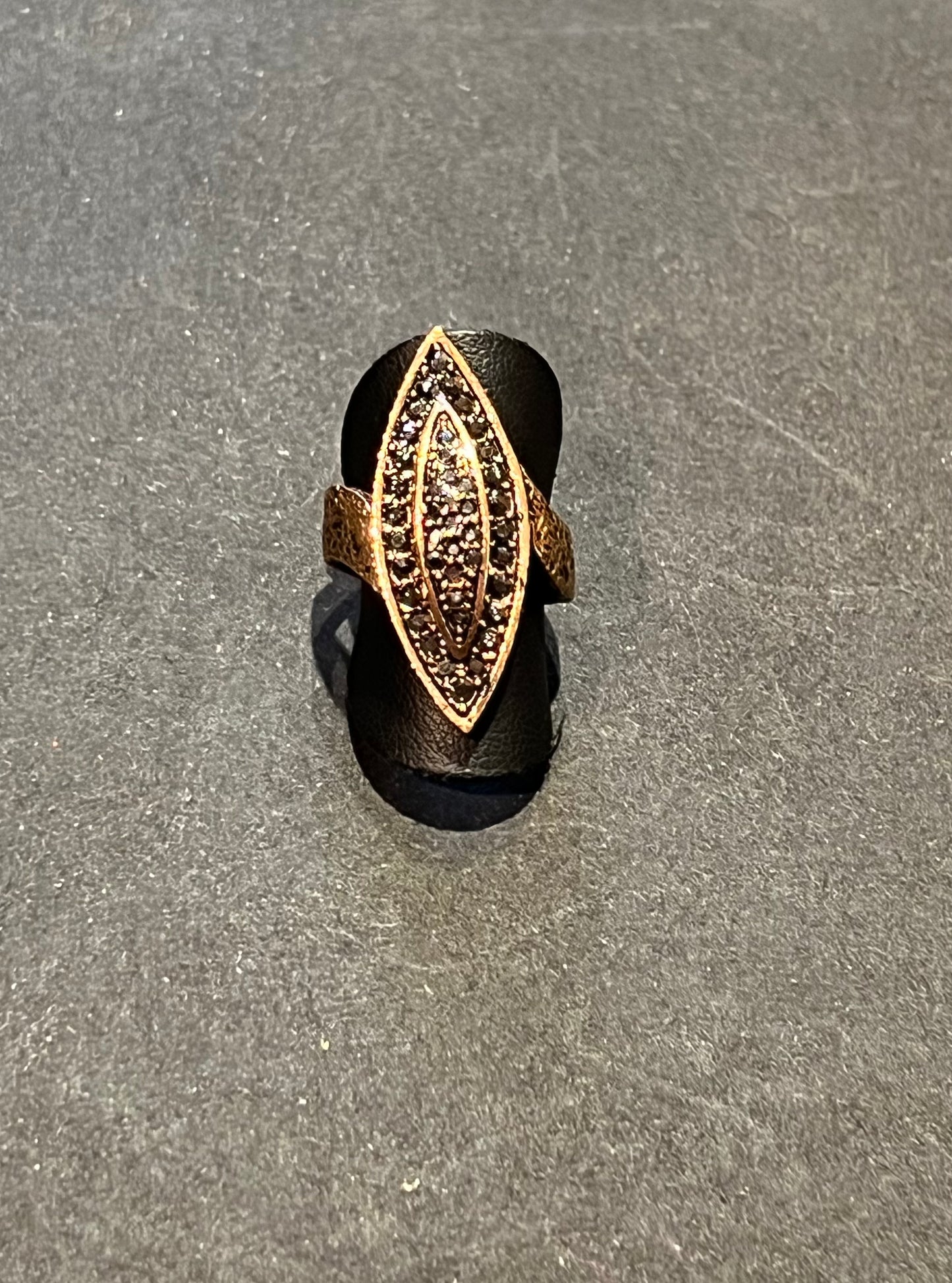 Anello regolabile in bronzo e zirconi.