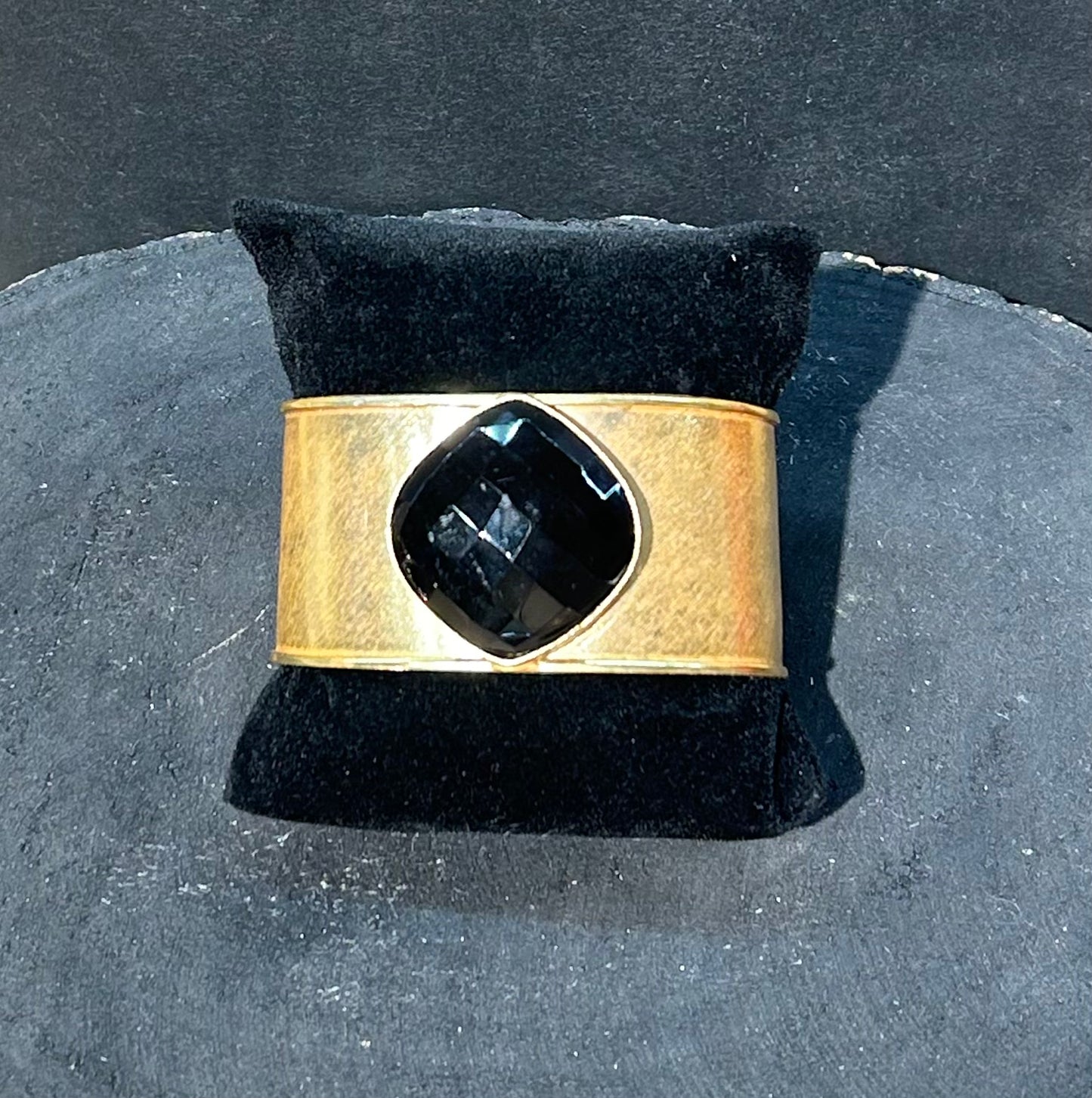 Bracciale in ottone placcato oro con pietra