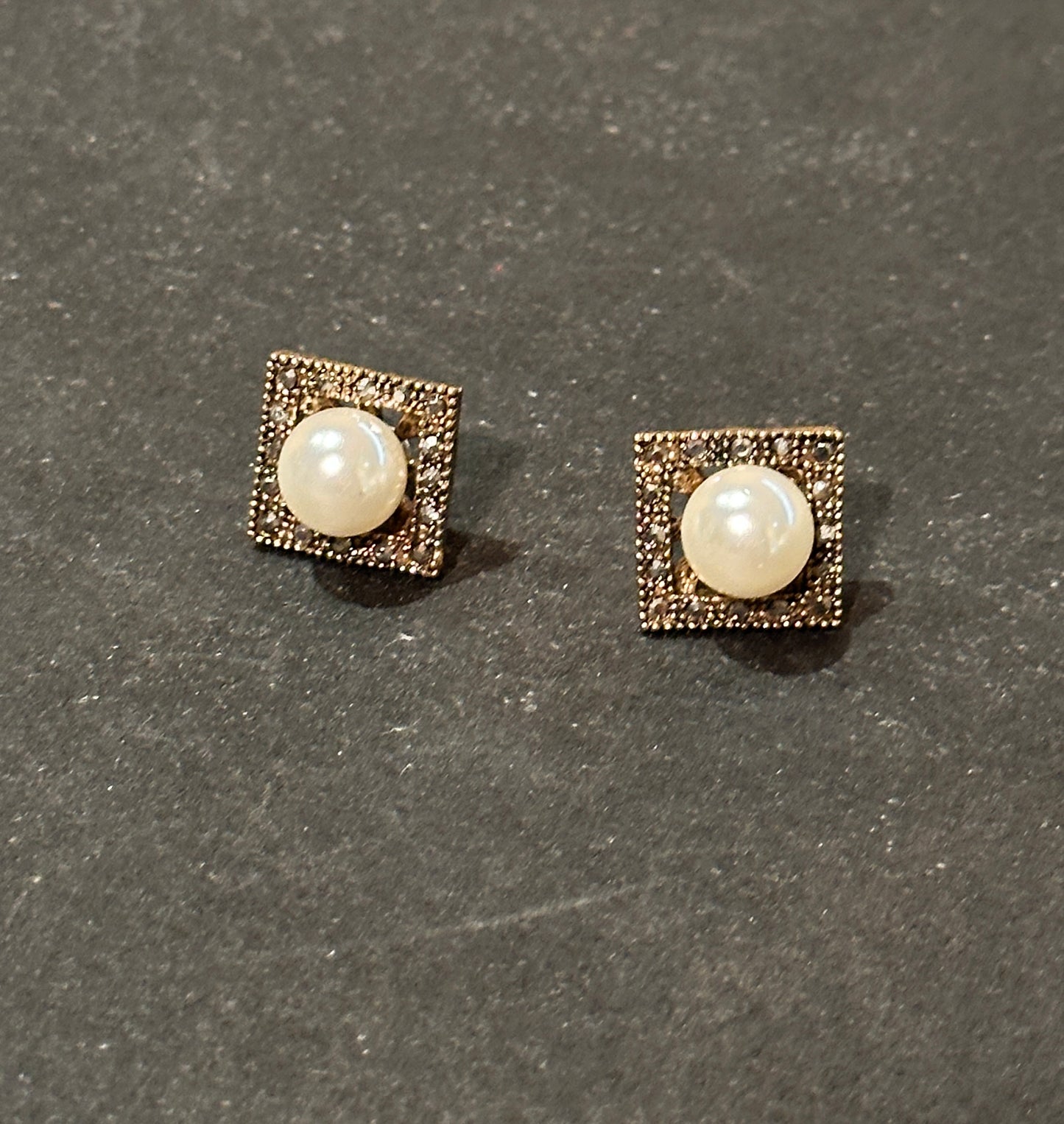 Orecchini in bronzo con zirconi e perla.