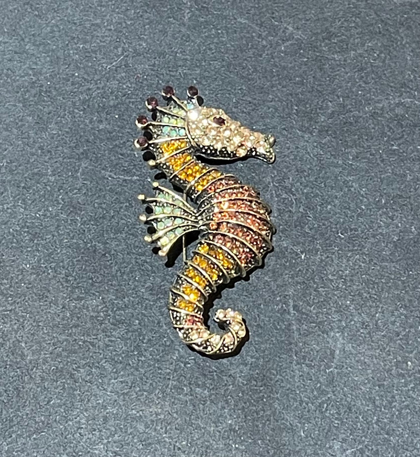 Spilla “cavalluccio marino” in acciaio placcato oro 18 kt e cristalli
