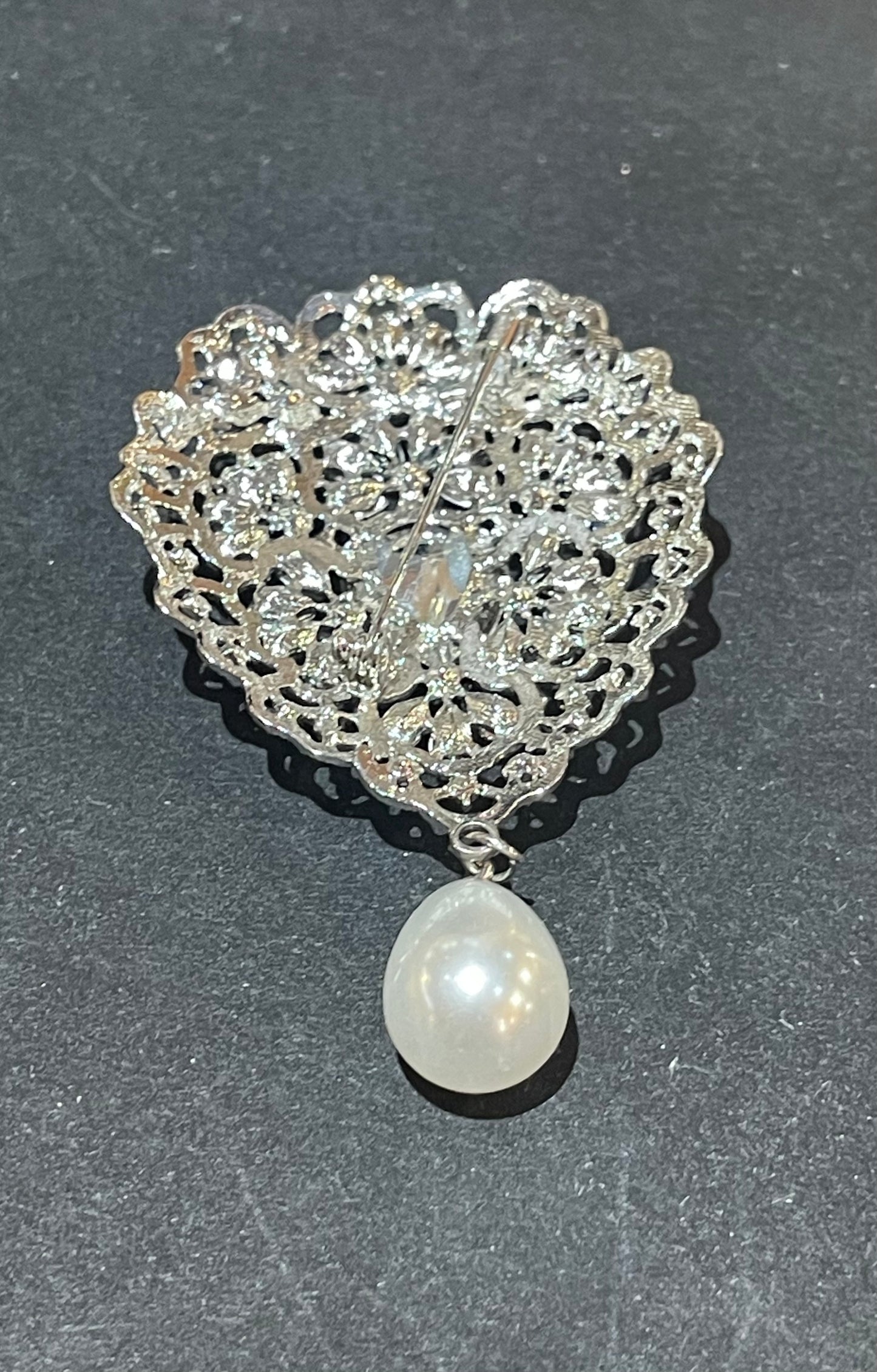 Spilla in ottone e cristalli.