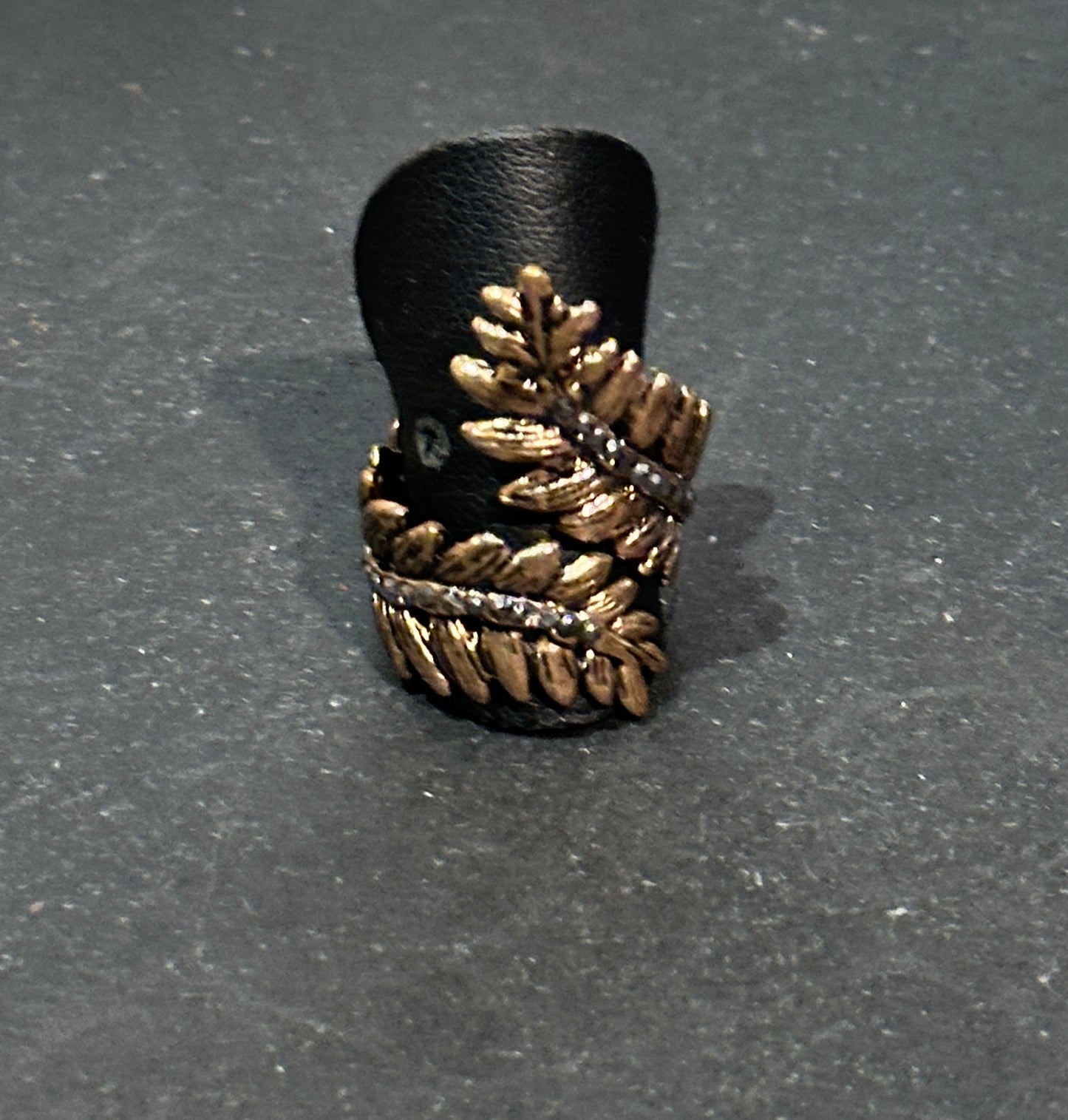 Anello regolabile in bronzo e zirconi.