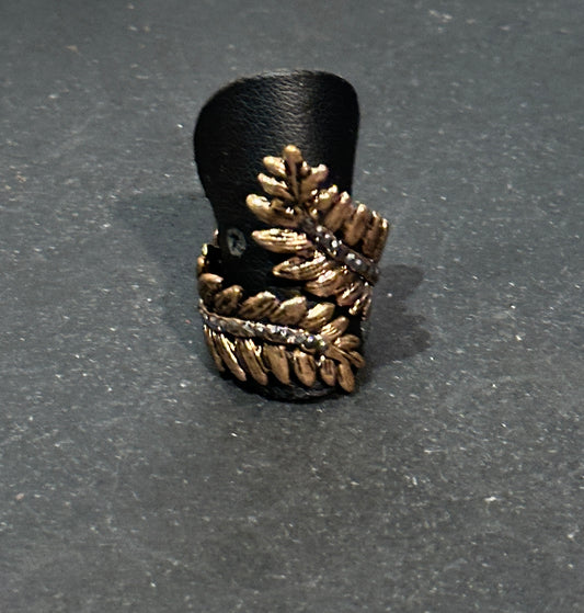 Anello regolabile in bronzo e zirconi.