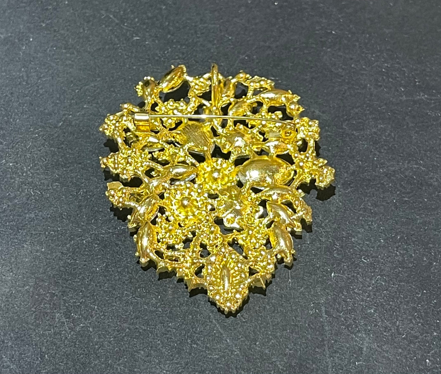 Spilla in ottone e cristalli.