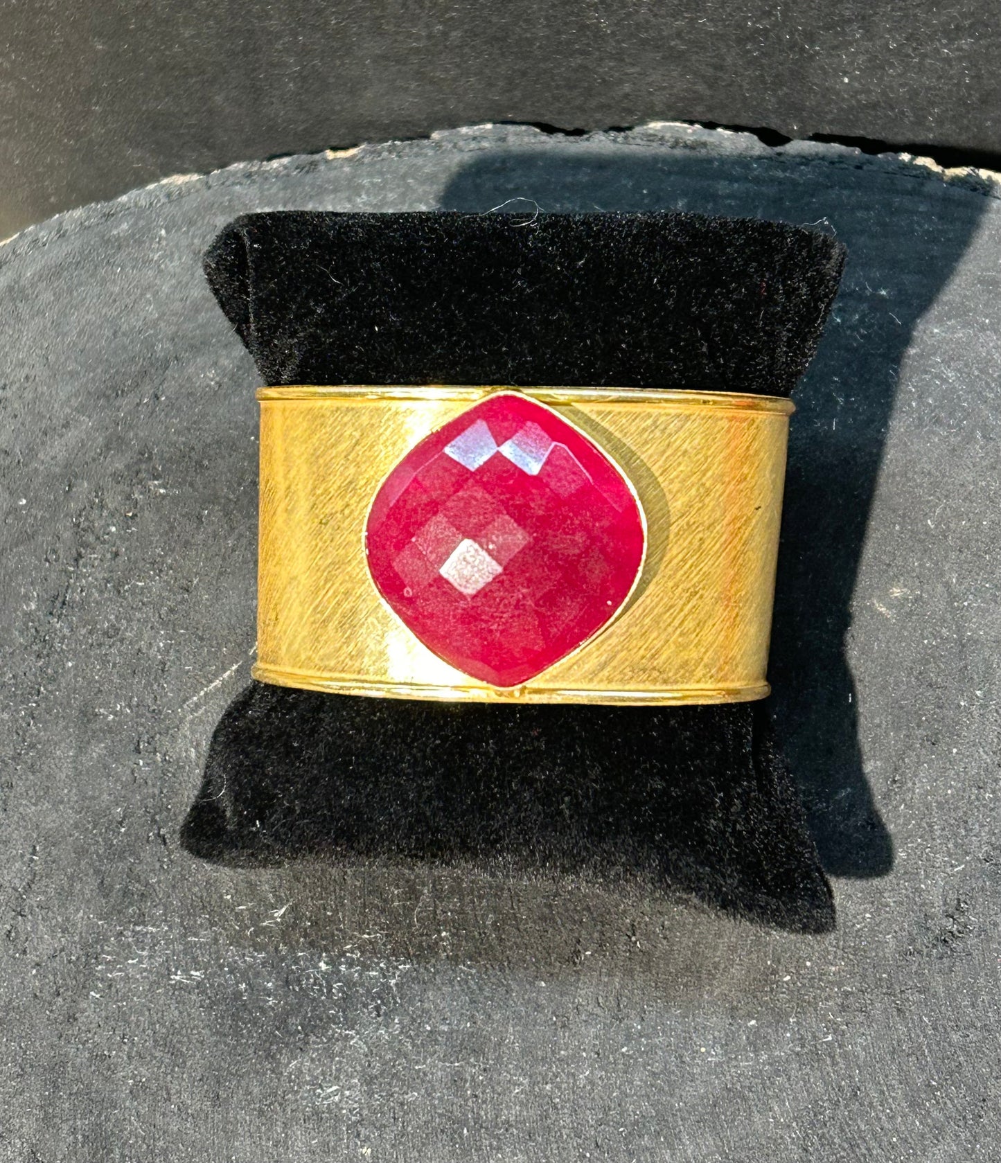 Bracciale in ottone placcato oro con pietra