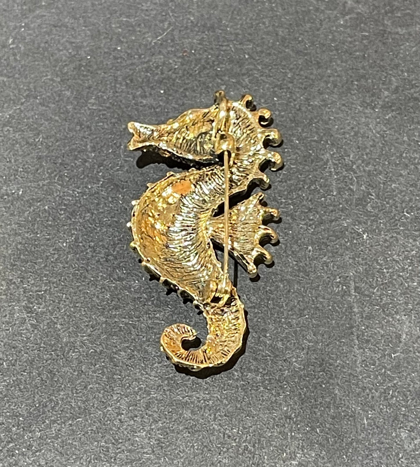 Spilla “cavalluccio marino” in acciaio placcato oro 18 kt e cristalli
