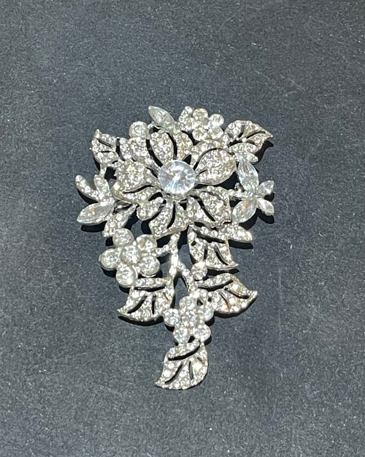 Spilla “fiore” in acciaio placcato oro 18 kt e cristalli.