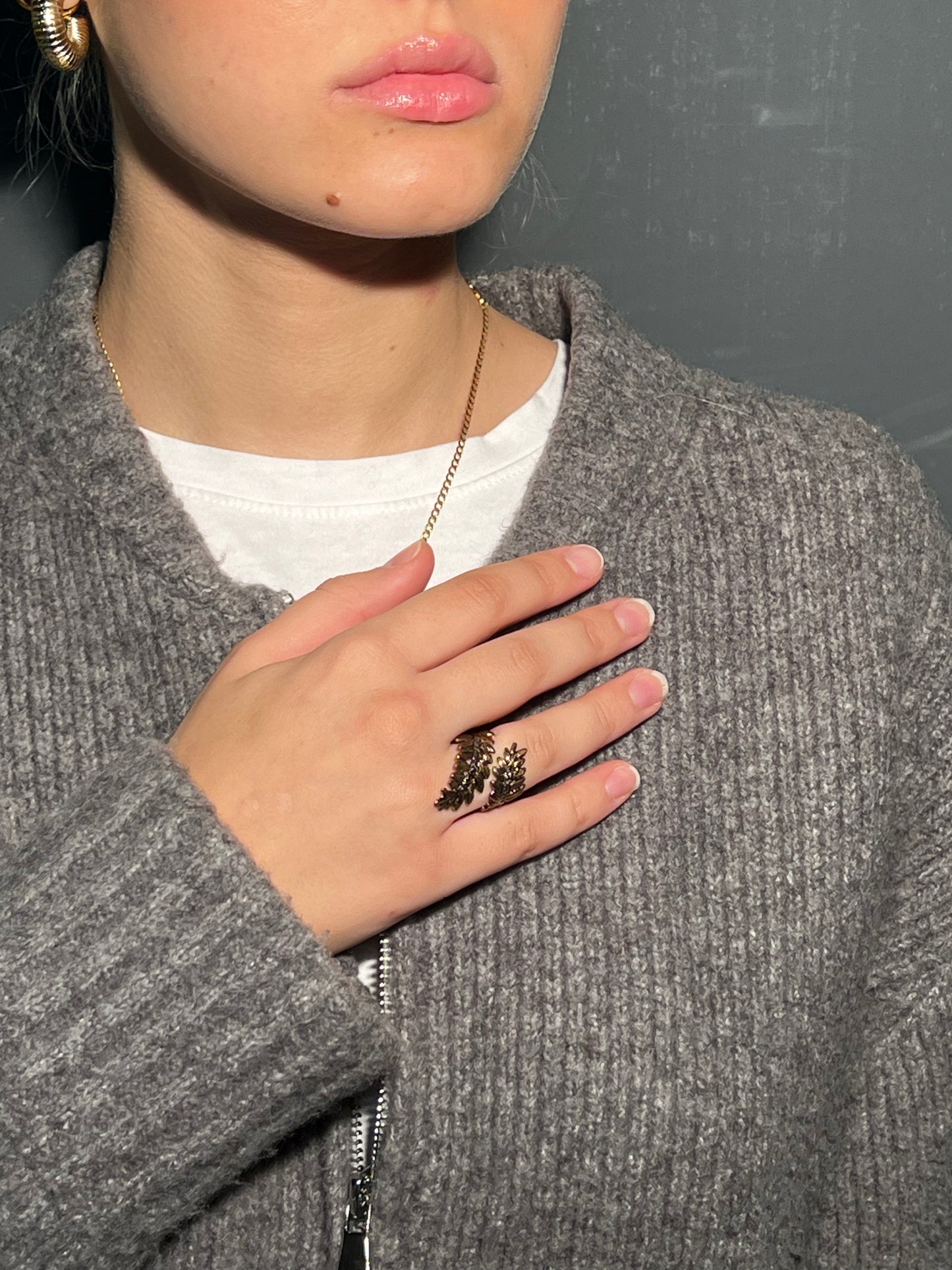 Anello regolabile in bronzo e zirconi.