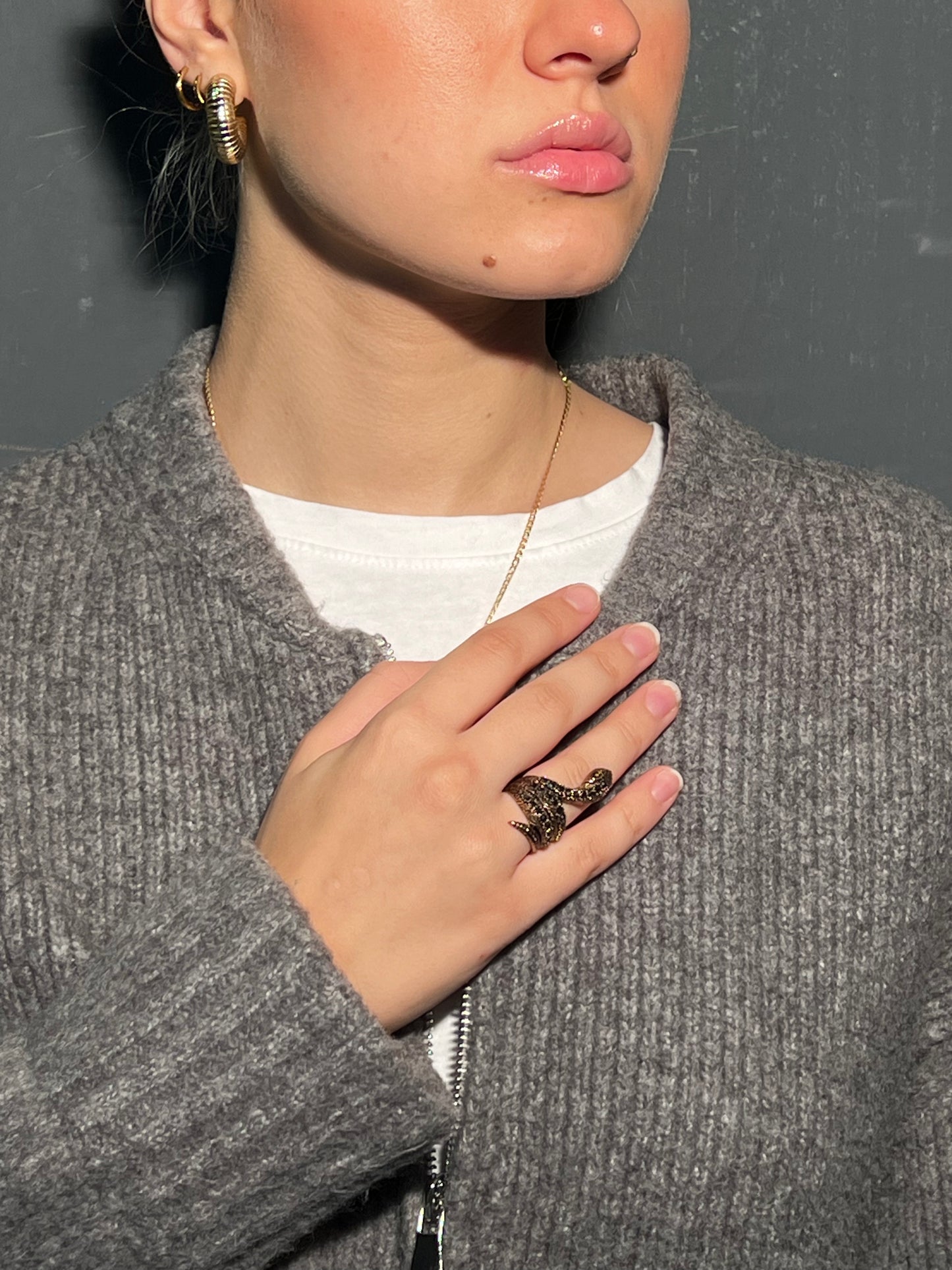 Anello regolabile in bronzo e zirconi.