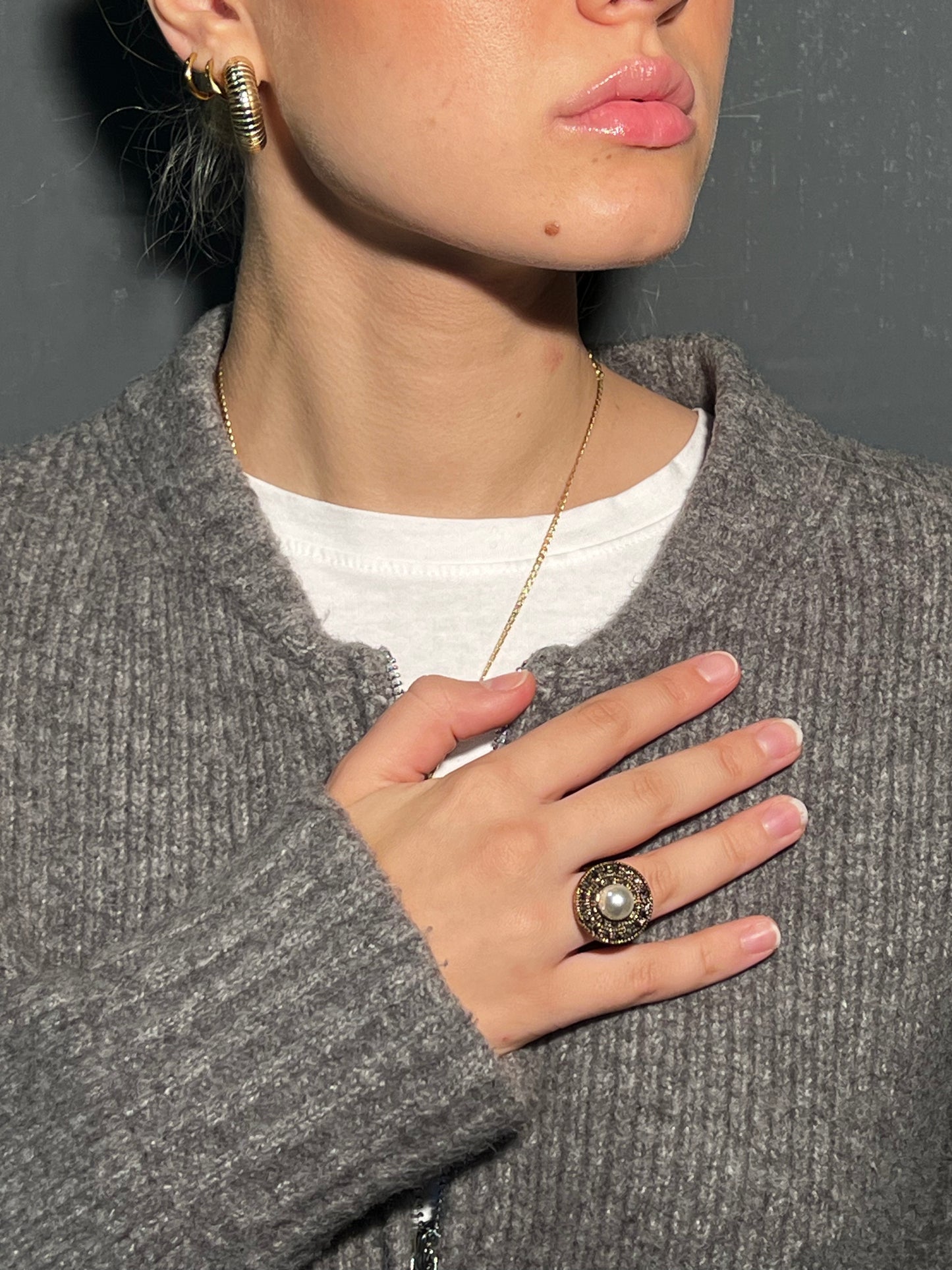 Anello regolabile in bronzo con perla e zirconi.