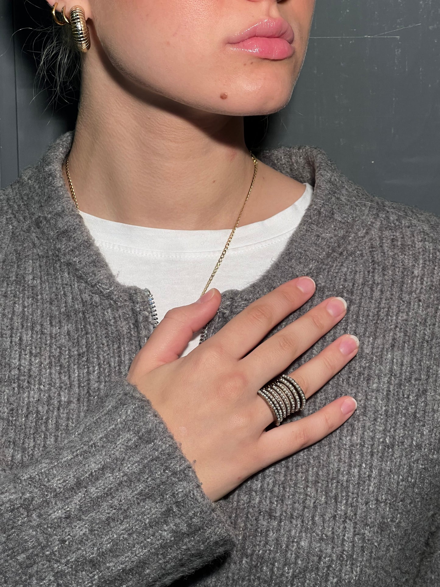Anello regolabile in bronzo e zirconi.