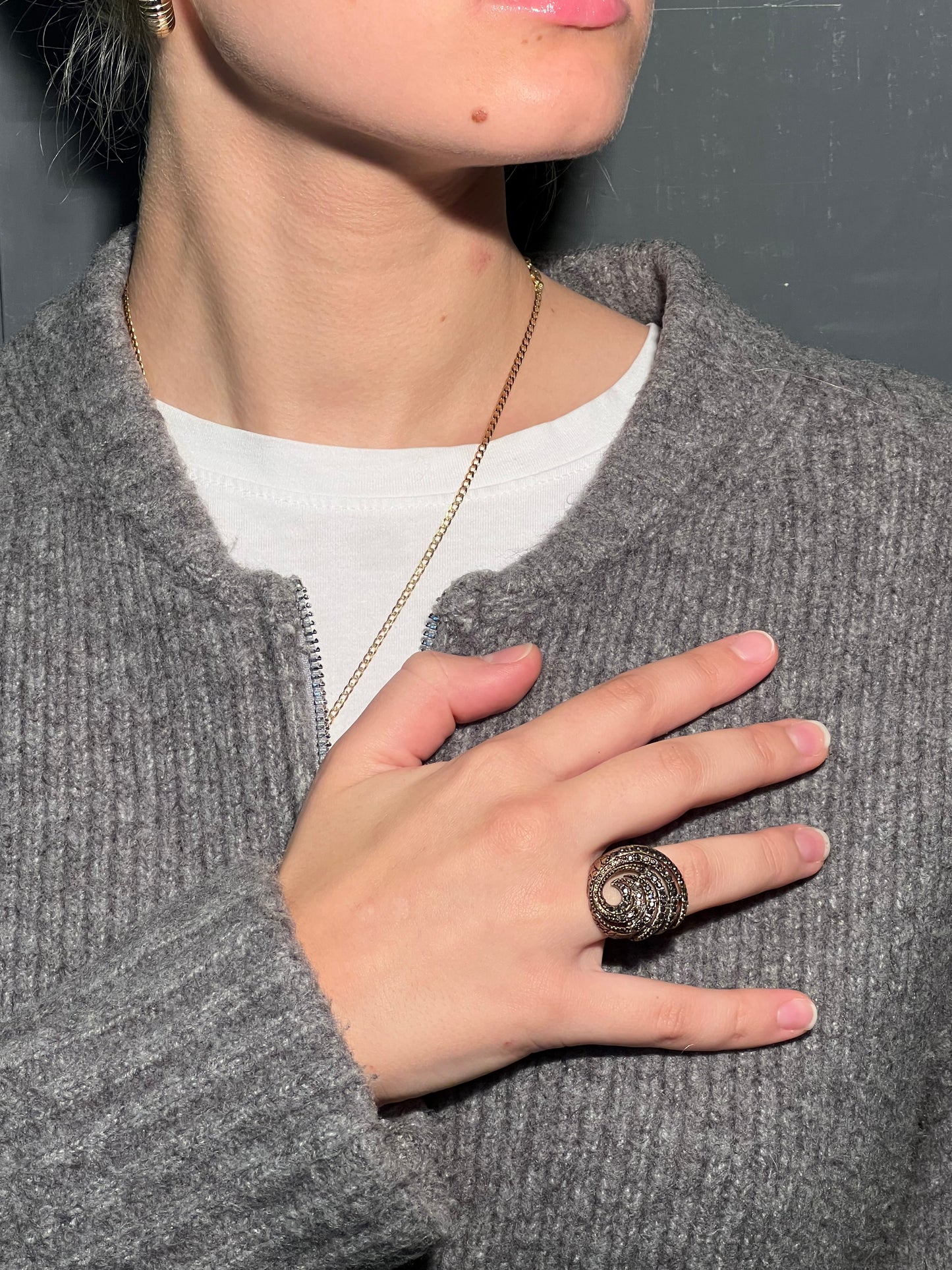 Anello “vortice” regolabile in bronzo e zirconi.