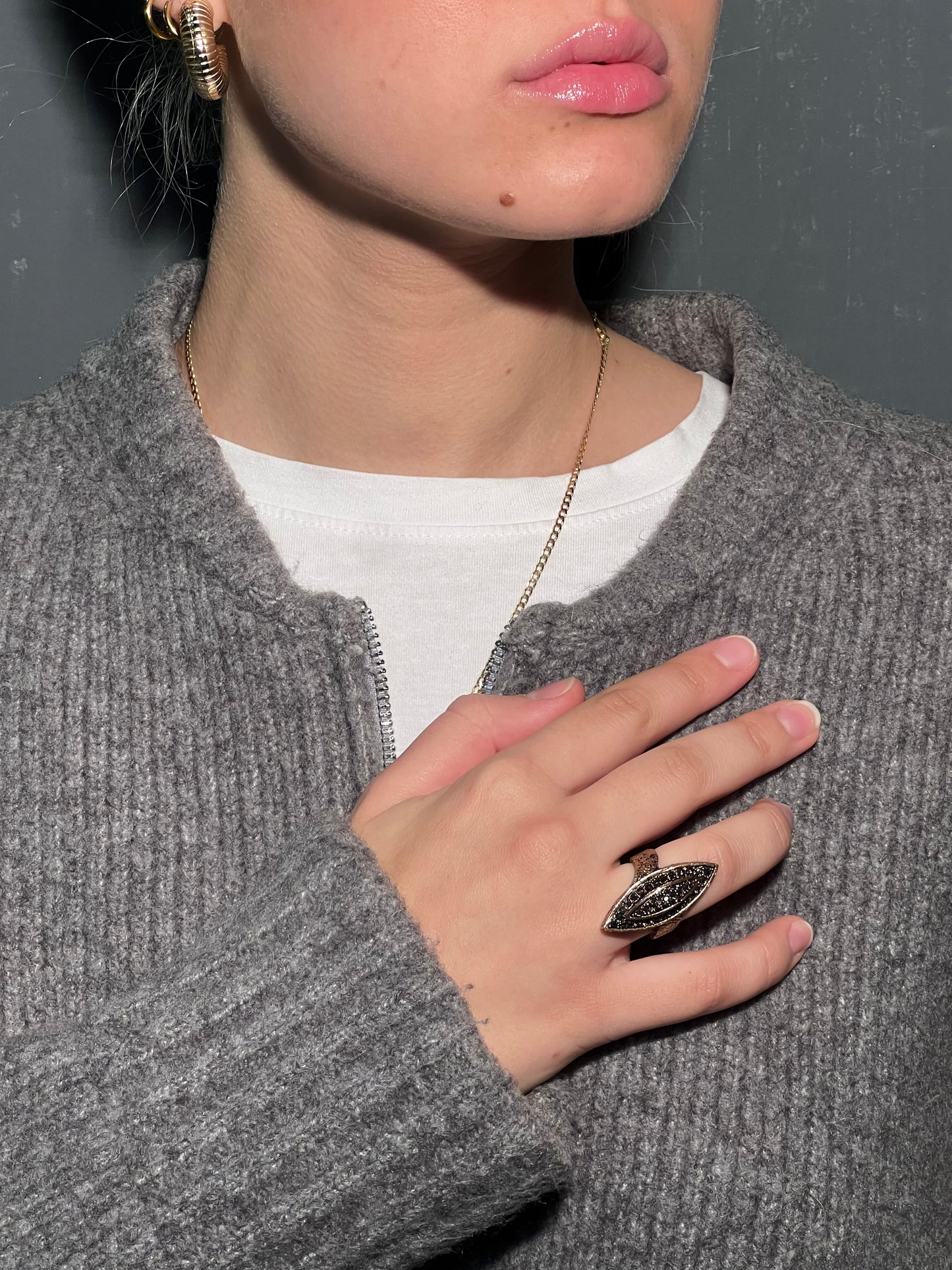 Anello regolabile in bronzo e zirconi.