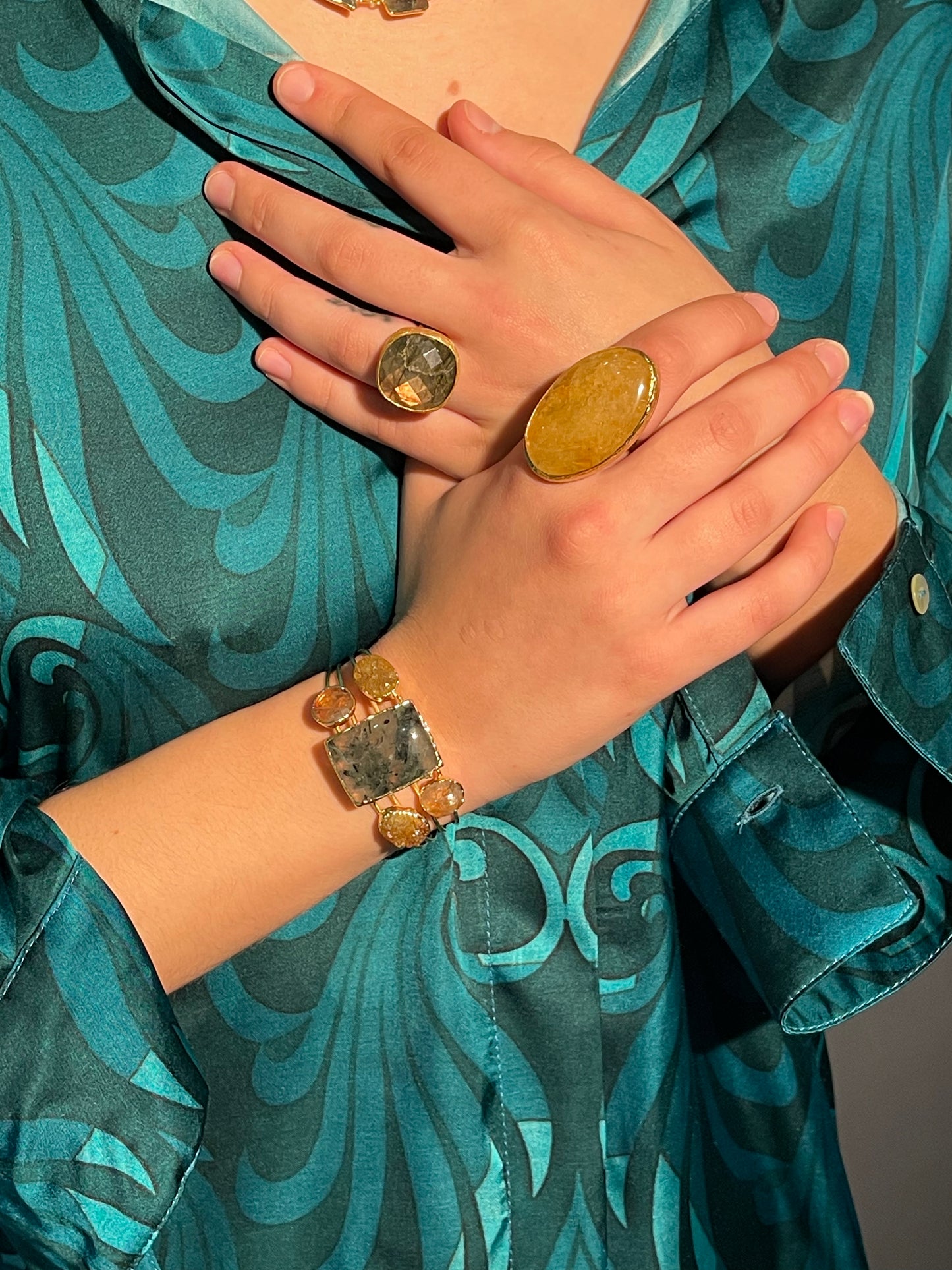 Bracciale in ottone placcato oro con Labradorite e agata.