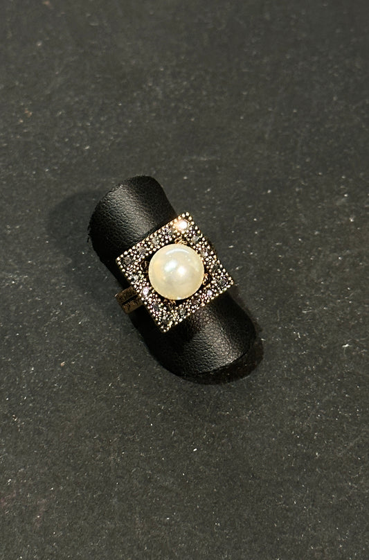 Anello regolabile in bronzo con perla e zirconi.