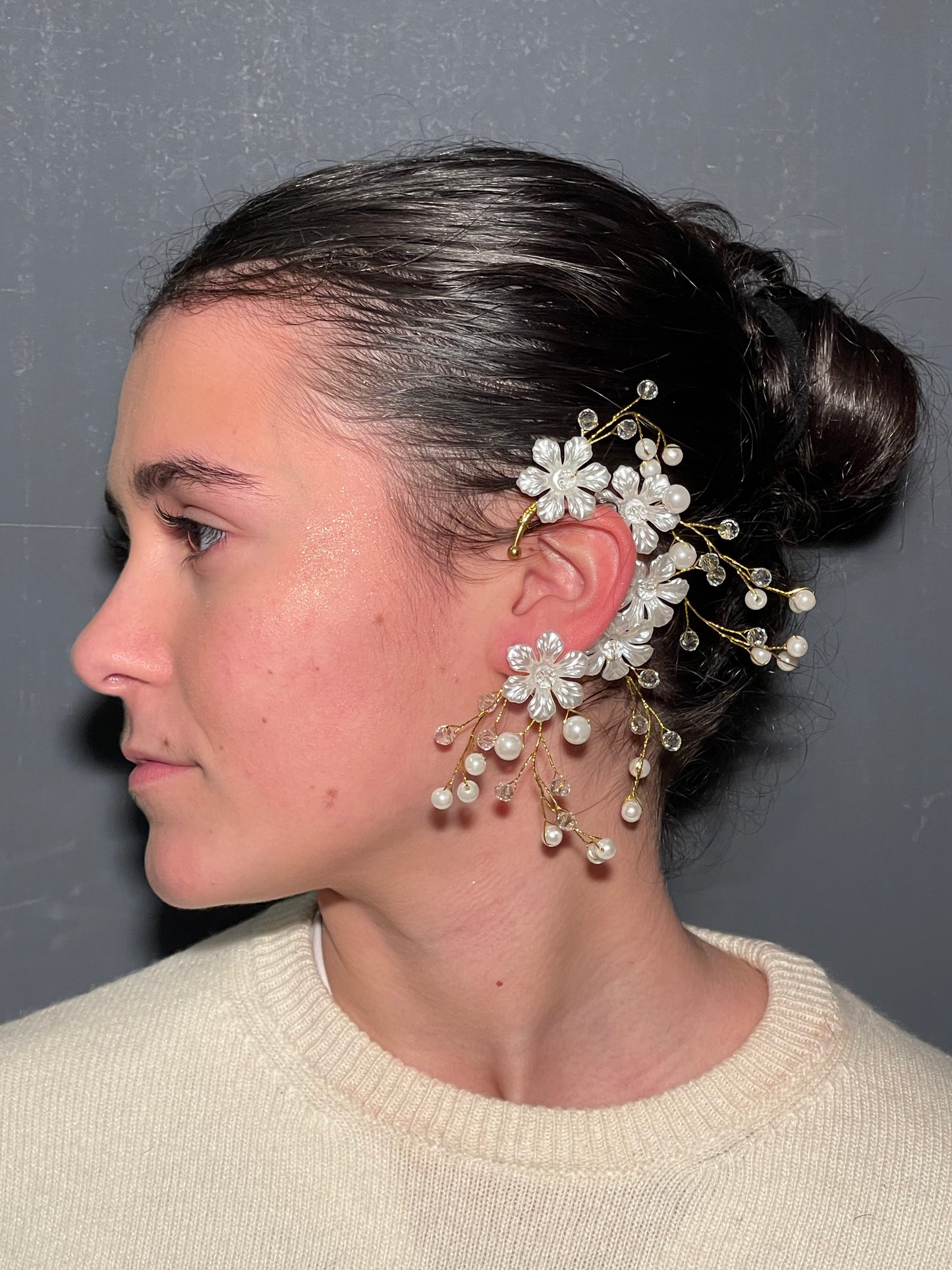 Ear cuff “Fiaba” in acciaio placcato oro 18 kt e fiori di lucite.