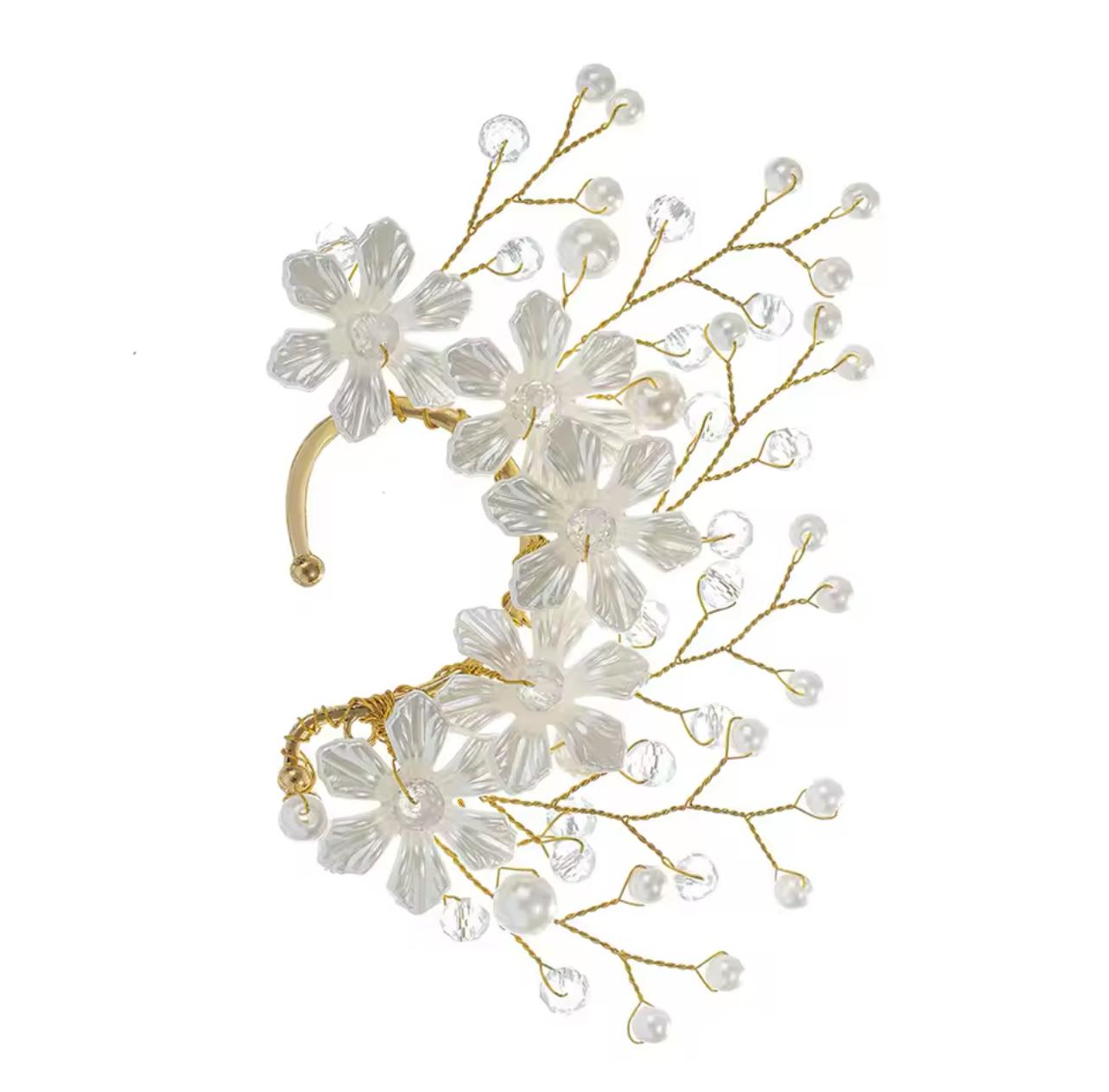 Ear cuff “Fiaba” in acciaio placcato oro 18 kt e fiori di lucite.