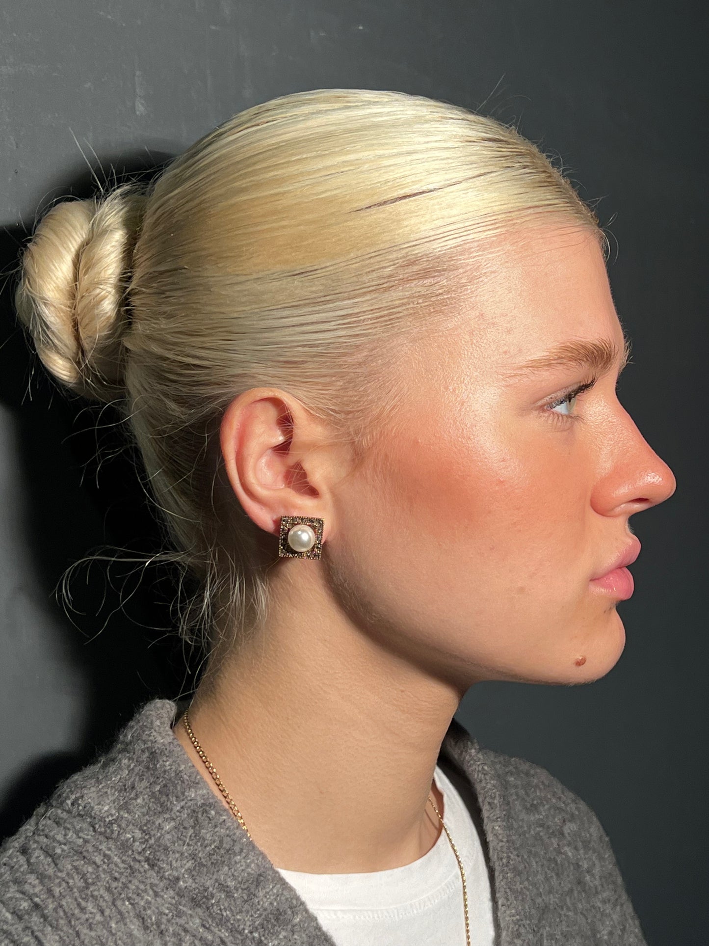 Orecchini in bronzo con zirconi e perla.